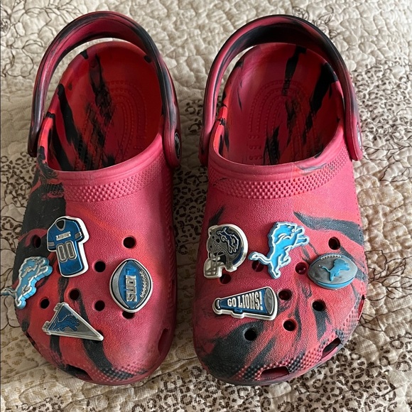 CROCS Kids Red and Black Detroit Lions Sandals with Sports Charms size J1 - Picture 1 of 8
